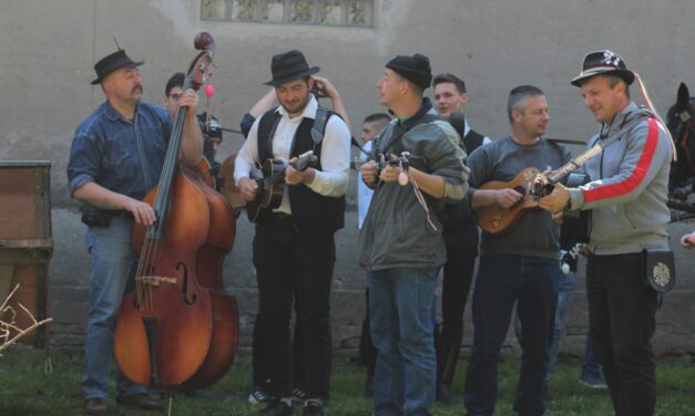 <span class="entry-title-primary">Hagyományőrző locsolkodás Csantavéren (videó)</span> <span class="entry-subtitle">Élő zenével és lovakkal érkeztek a locsolók</span>