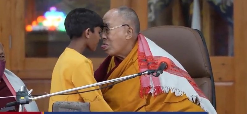 A dalai láma arra kért egy kisfiút, hogy szopogassa a nyelvét