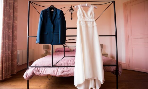 Ruhákat, öltönyöket, kiegészítőket adományoznak a szabadkaiak az érettségizőknek