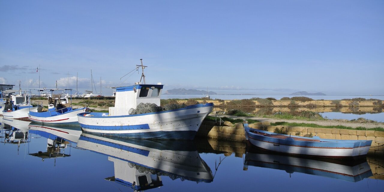 Oroszország halászhajónak álcázott kémhajókból álló flottát tart fenn az Északi-tengeren