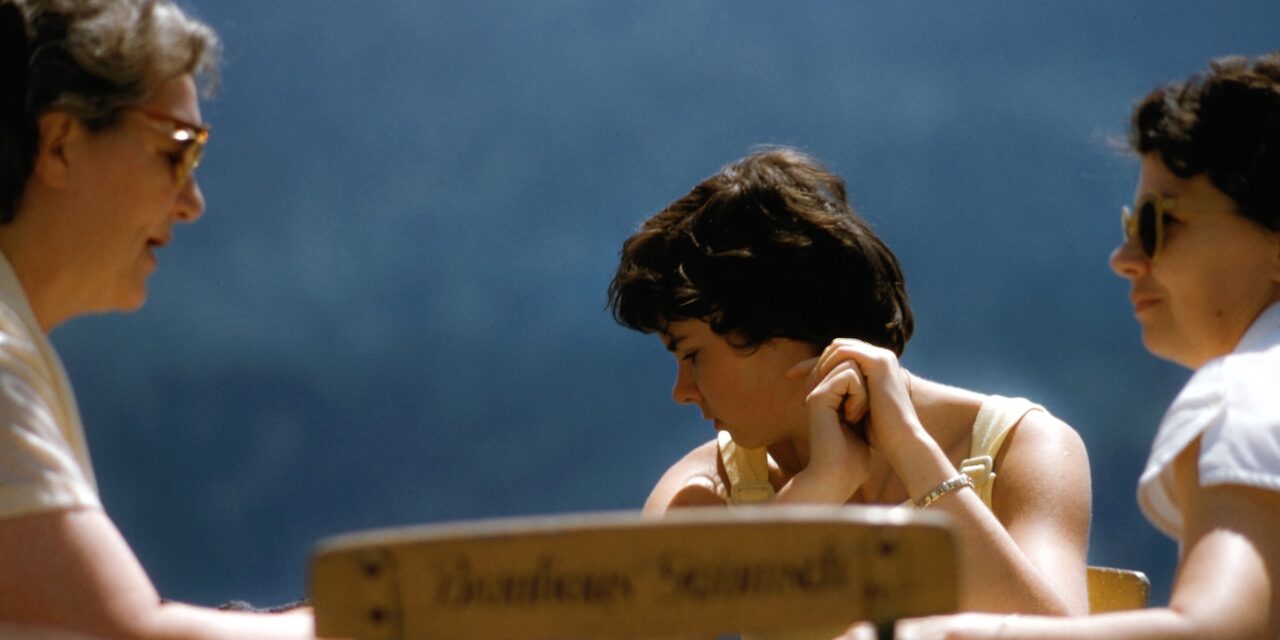 <span class="entry-title-primary">„Más módon is gondolkodhatunk idős családtagjaink, ismerőseink ismételt történetmeséléséről!”</span> <span class="entry-subtitle">Családi Kör (2023. április 13.) lapszemle</span>