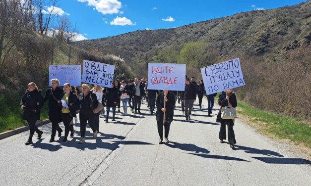 A hétfői lövöldözés miatt ismét utcára vonultak a koszovói szerbek (Videóval)