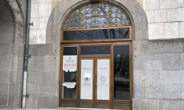 Mindenki megnyugodhat, nem lesz lángosos a szabadkai Városháza alatt