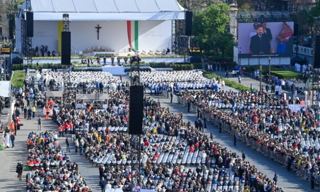 Megtelt a tér, percekkel ezelőtt kezdődött a pápai mise Budapesten