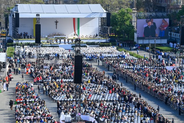 Megtelt a tér, percekkel ezelőtt kezdődött a pápai mise Budapesten