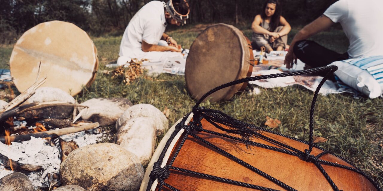 Tizenkét ember megölésével vádolnak egy indonéz sámánt