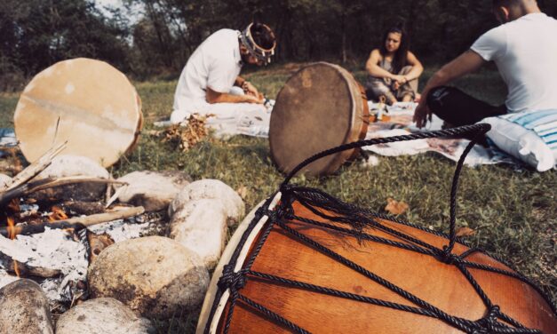 Tizenkét ember megölésével vádolnak egy indonéz sámánt