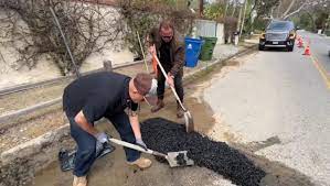 Schwarzenegger saját maga tömött be egy kátyút (Videó)