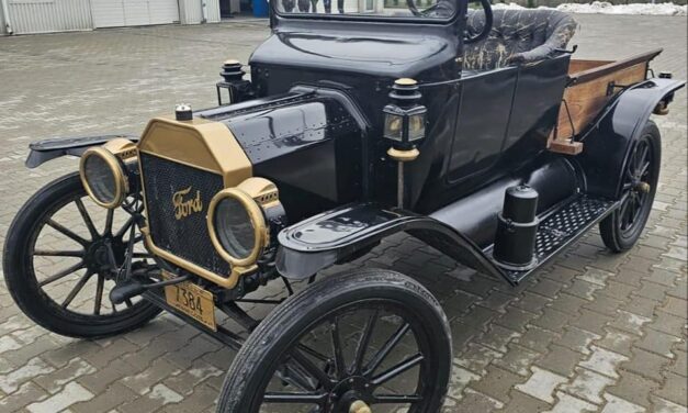 Egy több mint százéves kocsit vittek műszakiztatni