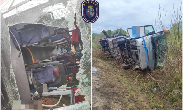 Árokba borult egy szerbiai turistákat szállító busz Kiskunhalasnál