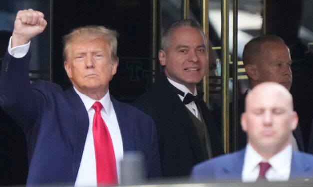 <span class="entry-title-primary">Trumpot „királlyá” ütötte a legfelsőbb bíróság</span> <span class="entry-subtitle">Elnöki minőségben cselekedve „abszolút immunitást" élvez</span>