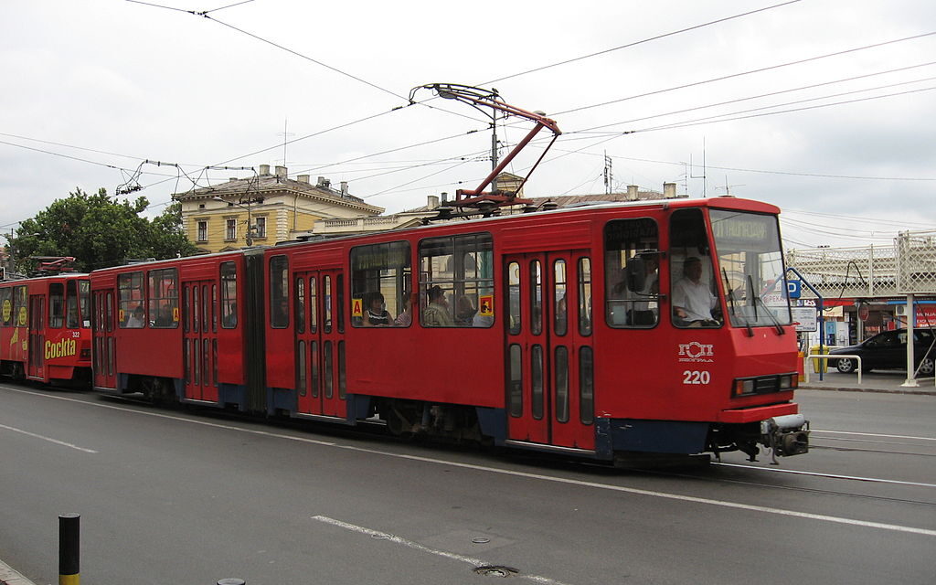 Tömegverekedés tört ki a belgrádi villamoson, egy kiskorút megkéseltek