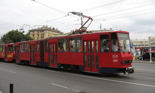 A sínekre feküdt, várta, hogy elgázolja a villamos