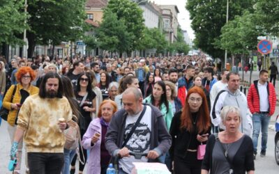 Ezrek tüntettek az erőszak ellen Kragujevacon