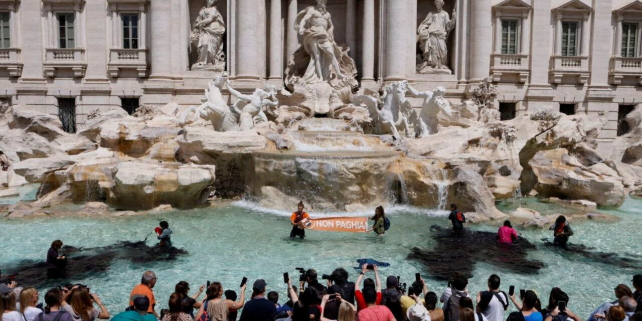 Klímaaktivisták festették feketére a Trevi-kút vizét