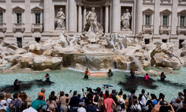 Klímaaktivisták festették feketére a Trevi-kút vizét