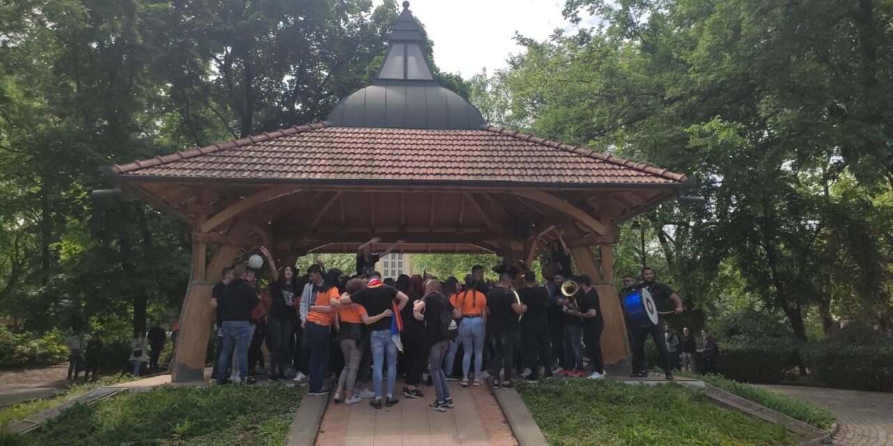 Így ünneplik a középiskola befejezését a zentai fiatalok (Videó)