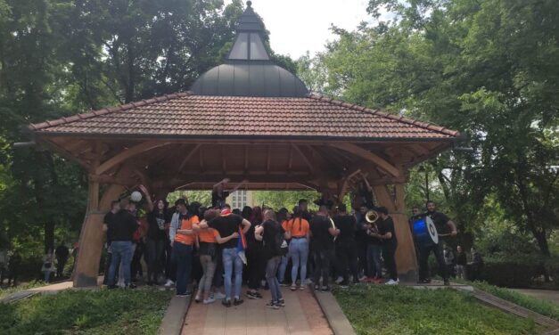 Így ünneplik a középiskola befejezését a zentai fiatalok (Videó)