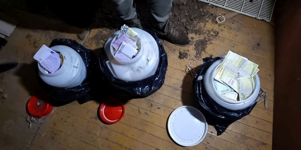 Műanyaghordókban rejtettek el több millió eurót a balkáni kartell tagjai (Fotók)