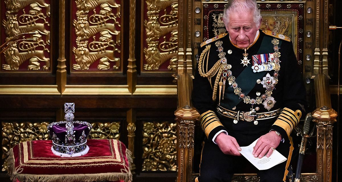 Megkoronázzák III. Károly királyt