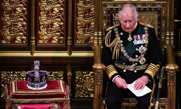 Először köszöntötte népét uralkodóként a Buckingham-palota teraszáról III. Károly