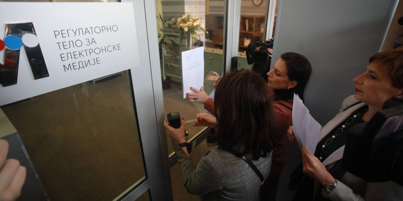 A médiatestület nem vette át a lemondóleveleket, a képviselőnők azokat a bejáratra ragasztották