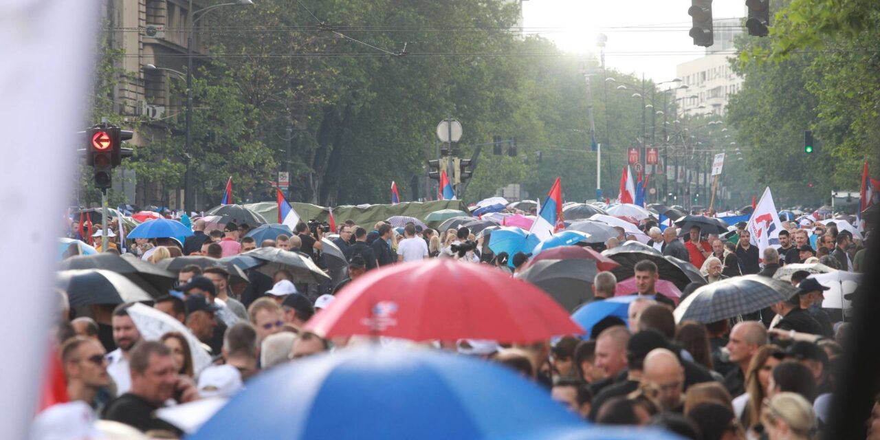 Szónoklatok szakadó esőben, az emberek nem tapsolnak