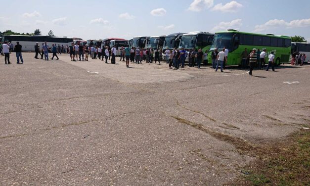 Vučić színházában Orbán statisztái is szerepelnek? (Fotók)