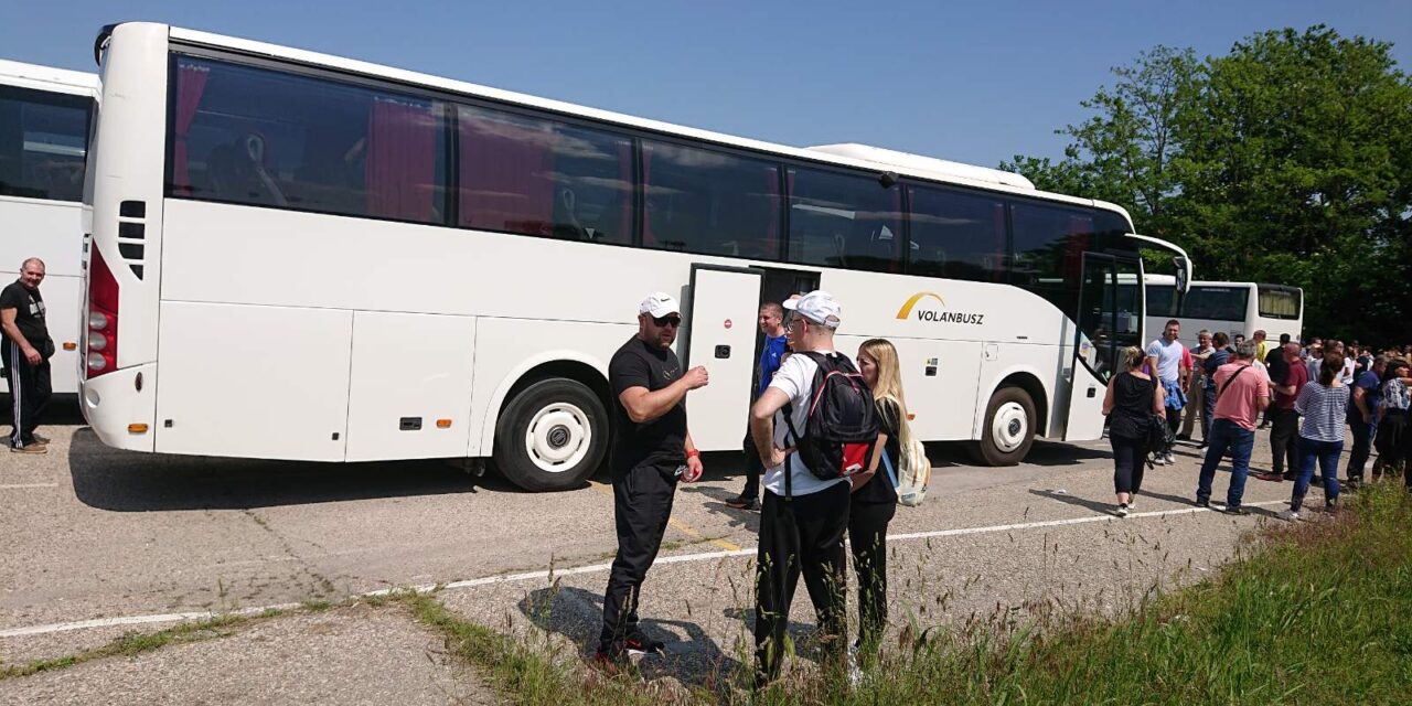 A Volánbusz nem árulja el, mennyiért szállította a tüntetésre az embereket