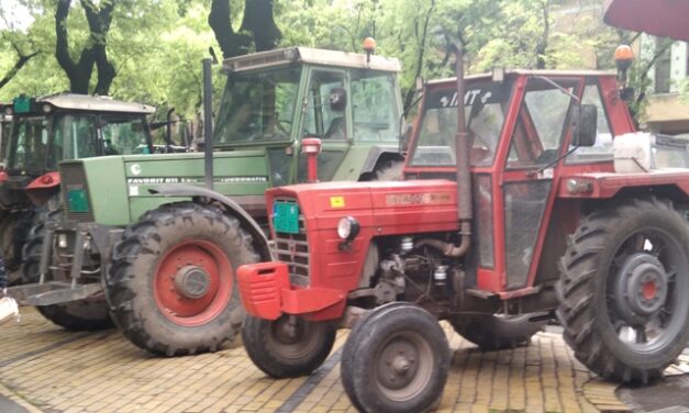 Rendőrök akadályozzák, verőemberek fenyegetik a tiltakozó gazdákat