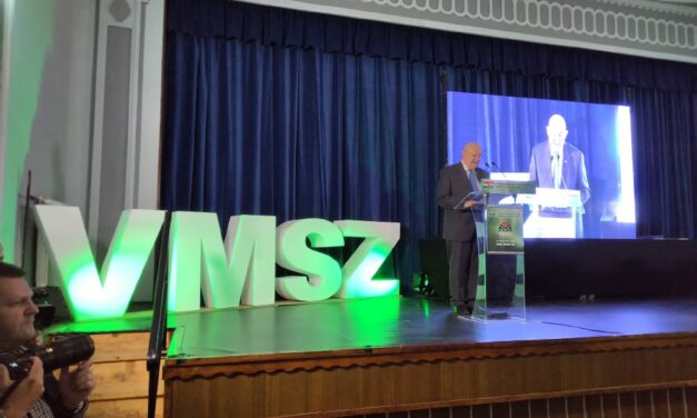 Pásztor Istvánt újraválasztották a Vajdasági Magyar Szövetség elnökévé