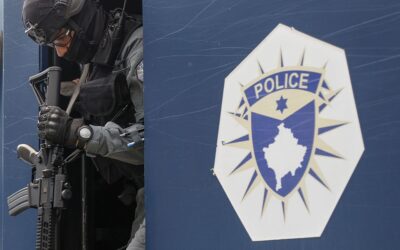 Koszovóban felgyújtottak egy belgrádi rendszámtáblás Yugót