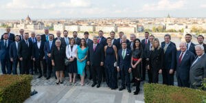 Orbán Viktor a CPAC vendégeivel pózol a „Karmelita" teraszán, 2023. május 4. (Fotó: Miniszterelnökség)