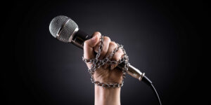 Sajtószabadság: Megláncolt mikrofon (Fotó: Shutterstock)