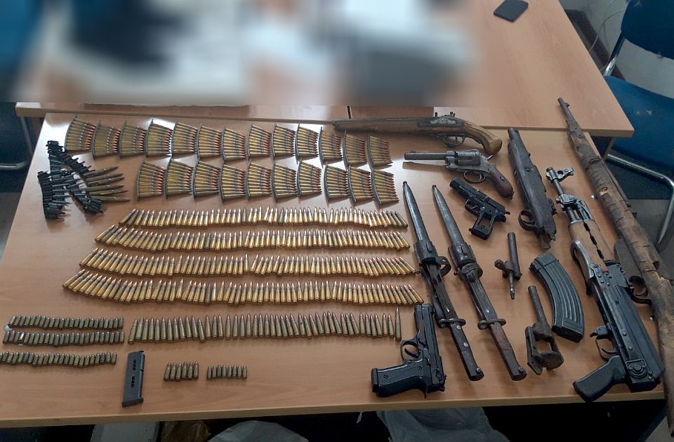 Illegális fegyverarzenál miatt tesznek feljelentést egy kamaszfiú és annak nagyszülei ellen (Fotó)