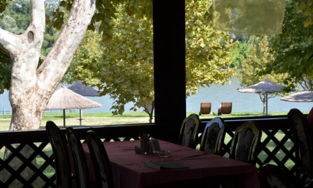 Az étteremtulajdonos, akinek nem derogál felszolgálni