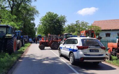 Nyergesvontatóval próbálta áttörni a gazdák blokádját