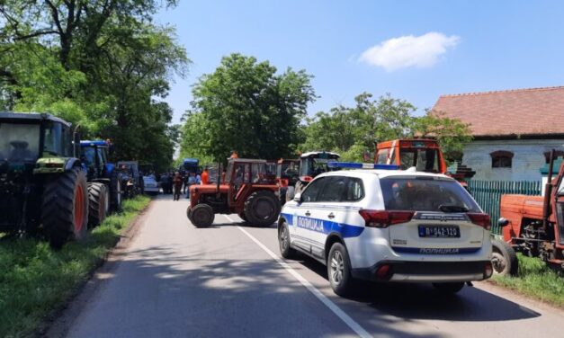 Nyergesvontatóval próbálta áttörni a gazdák blokádját