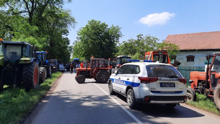 Nyergesvontatóval próbálta áttörni a gazdák blokádját