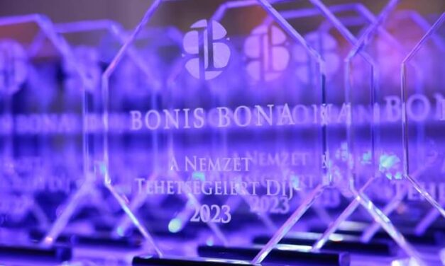 Zentai és szabadkai tehetséggondozó szakembereket díjaztak Budapesten