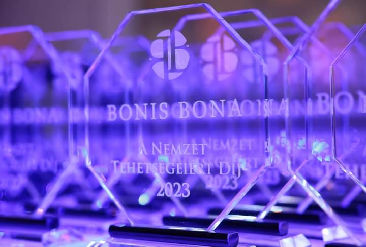 Zentai és szabadkai tehetséggondozó szakembereket díjaztak Budapesten