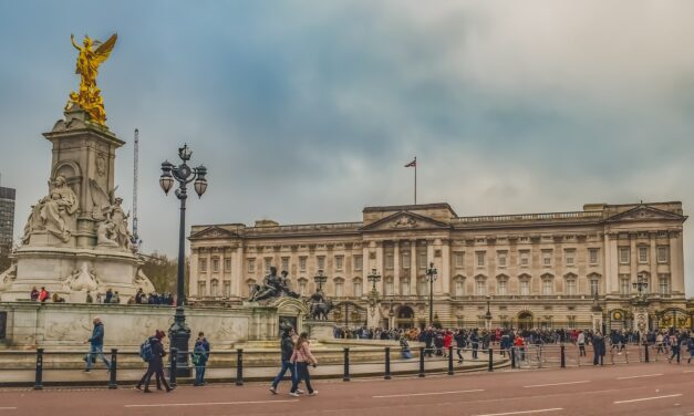 Robbantás volt a Buckingham-palotánál, egy férfit letartóztattak