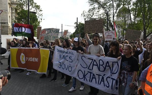 Ismét tüntettek Budapesten a diákok