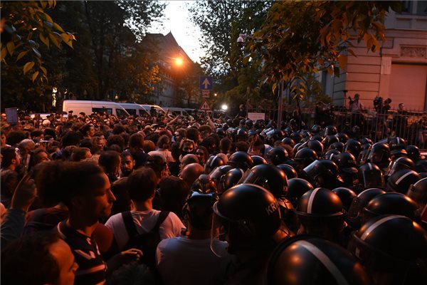 A diáktüntetés résztvevőinek egy csoportja és rendőrök a demonstráció végén a Fidesz Lendvay utcai székházánál