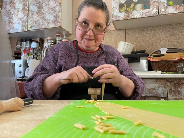 <span class="entry-title-primary">Szabógallér, cikk-cakkos, masni és kocka</span> <span class="entry-subtitle">Bea házi tésztái nem csak az ízlelőbimbókat, a szemet is gyönyörködtetik</span>