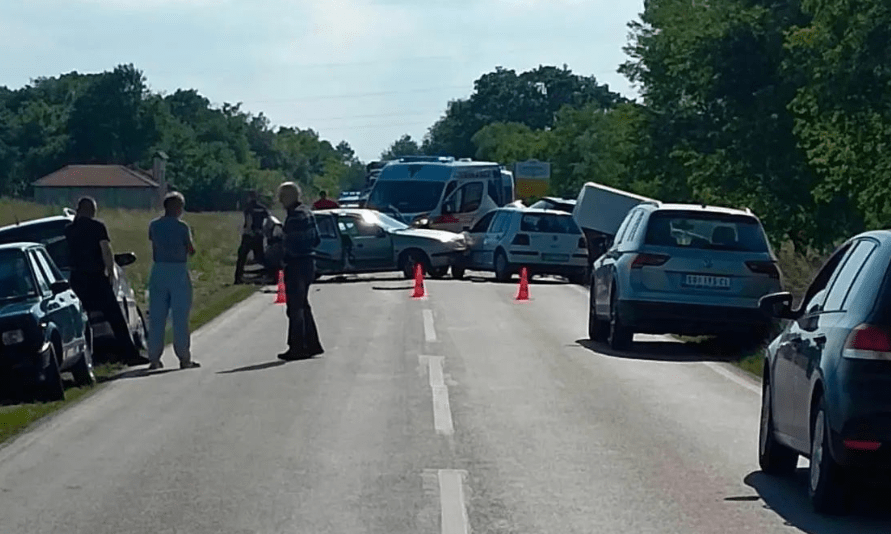 Tömegkarambol Apatin közelében (Videó)