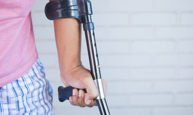 Agyimplantátum segítségével újra jár egy lebénult férfi