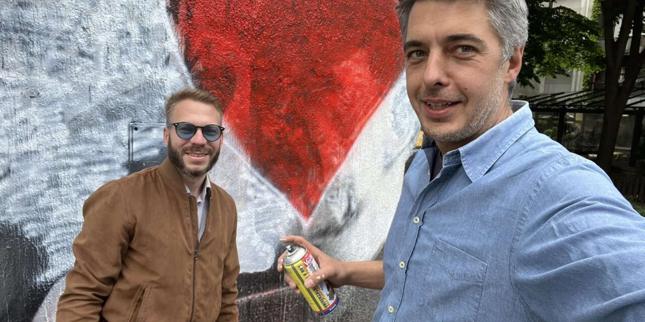 Lefestették a tragédia helyszínéhez közeli Ratko Mladić falrajzot