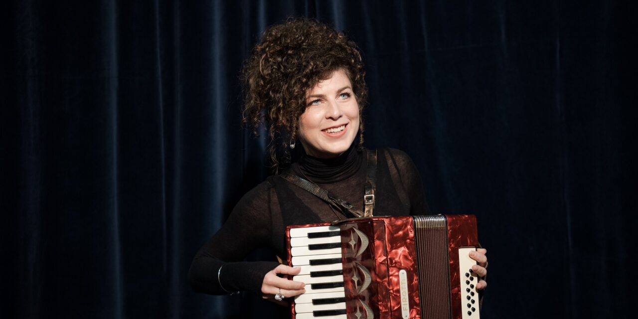 <span class="entry-title-primary">„Alkotni csak szabadon vagy sehogy”</span> <span class="entry-subtitle">Interjú Nagyabonyi Emese színésznővel</span>