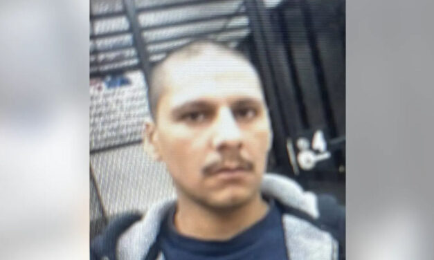 Több száz emberrel keresik az öt szomszédját lemészároló férfit